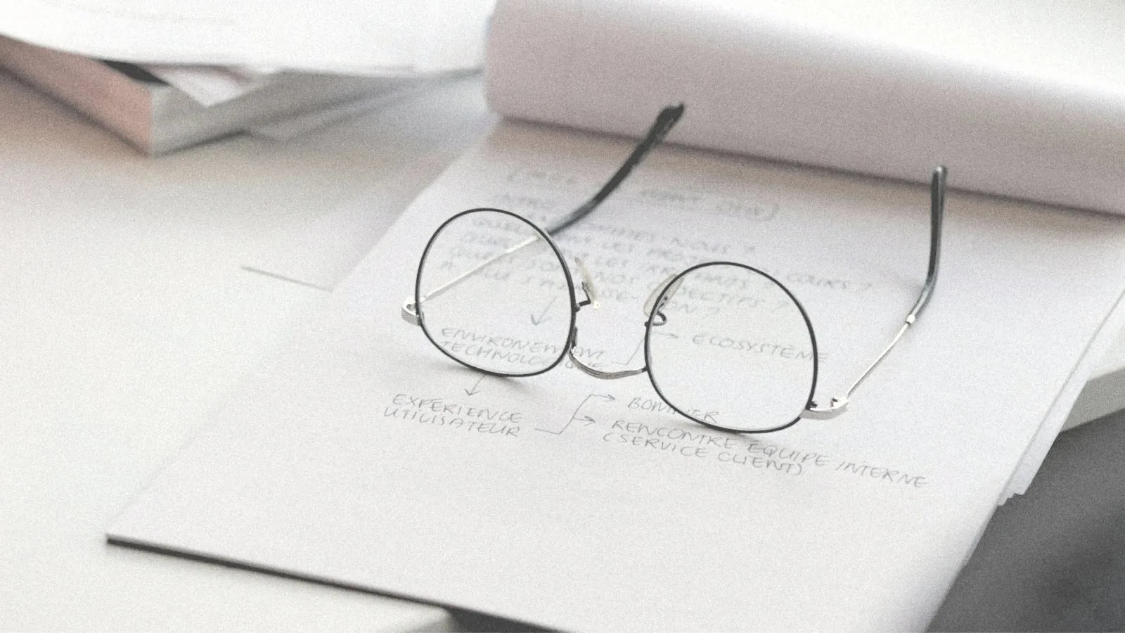 Gafas sobre un cuaderno con notas de análisis